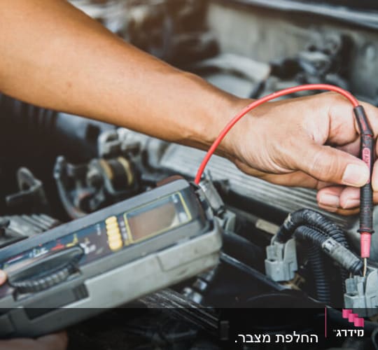 בדיקת מנוע רכב עם מכשיר מדידה